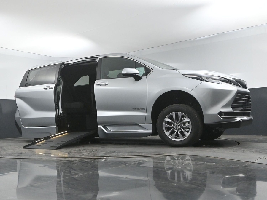New 2025 Toyota Sienna Hybrid XLE Base - BraunAbility Side Entry Entry Fold Out Automatic Ramp