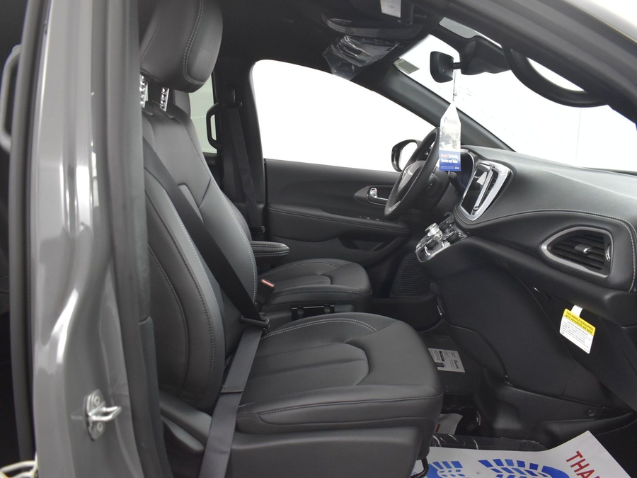 New 2025 Chrysler Pacifica Select Safety - BraunAbility Side Entry Entry Fold Out Automatic Ramp