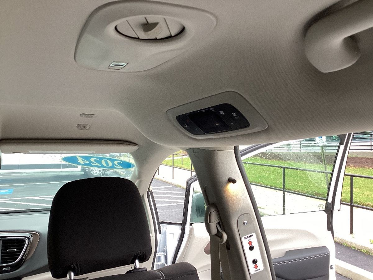 White Chrysler Voyager image number 18