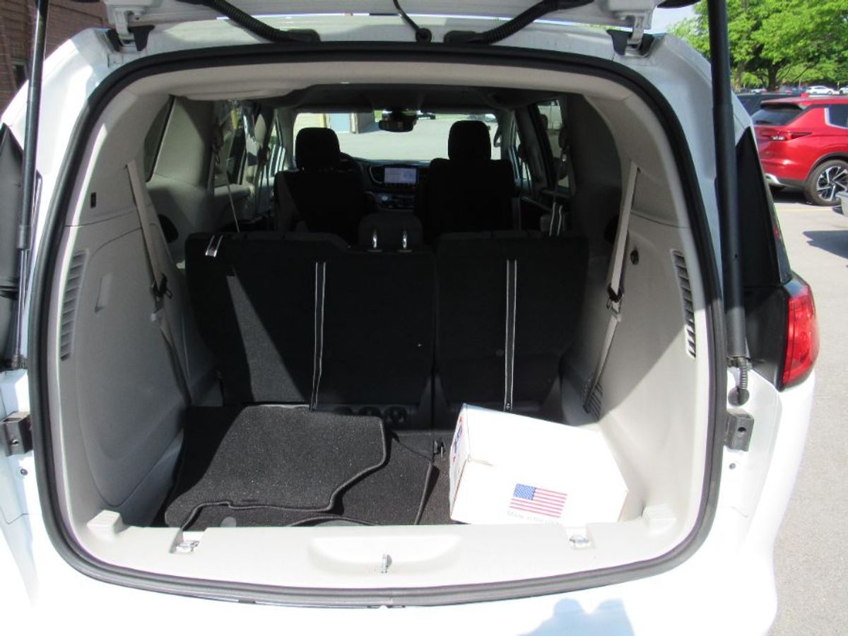White Chrysler Voyager image number 12