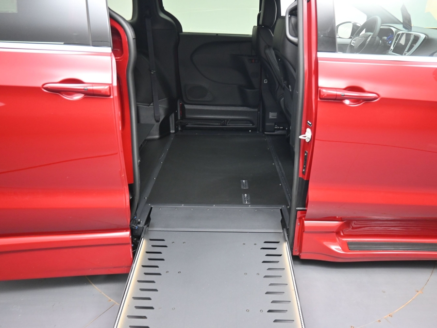 New 2027 Chrysler Pacifica Select Safety - BraunAbility Side Entry In Floor Automatic Ramp