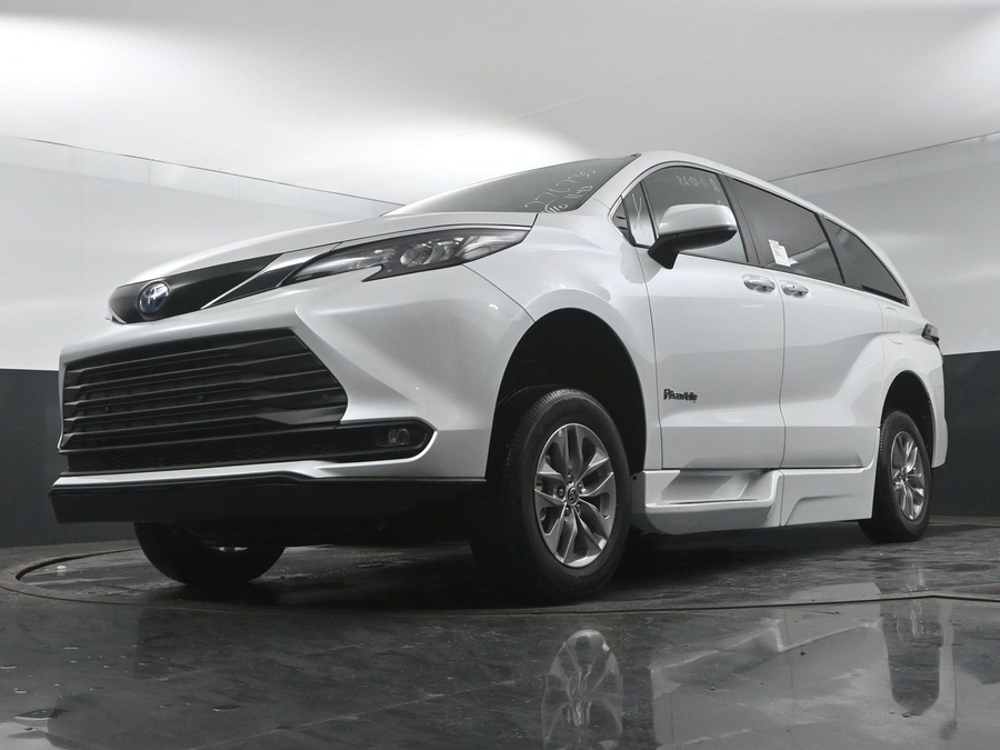 New 2025 Toyota Sienna Hybrid XLE Plus - BraunAbility Side Entry Entry In Floor Automatic Ramp