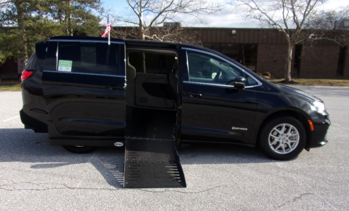 2024 CHRYSLER PACIFICA - Image 1