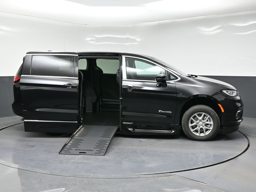 Black Chrysler Pacifica image number 7