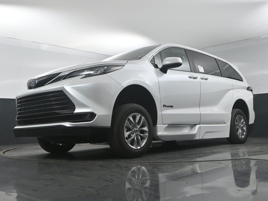 New 2025 Toyota Sienna Hybrid XLE Base - BraunAbility Side Entry Entry In Floor Automatic Ramp