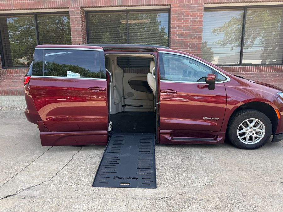 Used 2021 Chrysler Voyager LXi - BraunAbility Side Entry Entry Fold Out Automatic Ramp