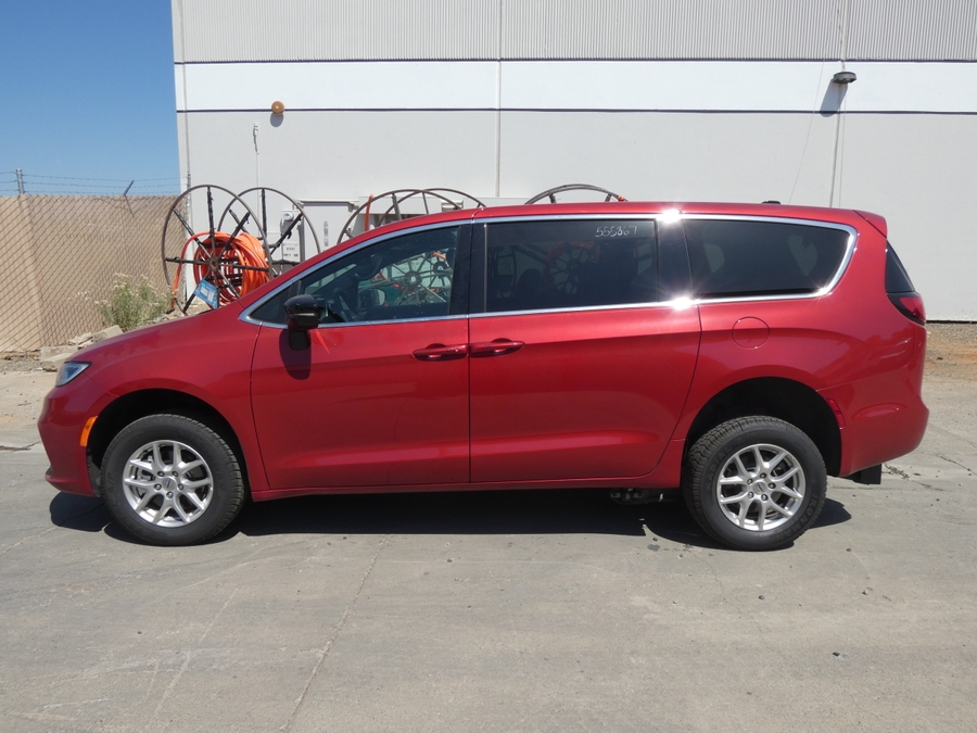Red Chrysler Pacifica con rampa desplegable manual de entrada trasera