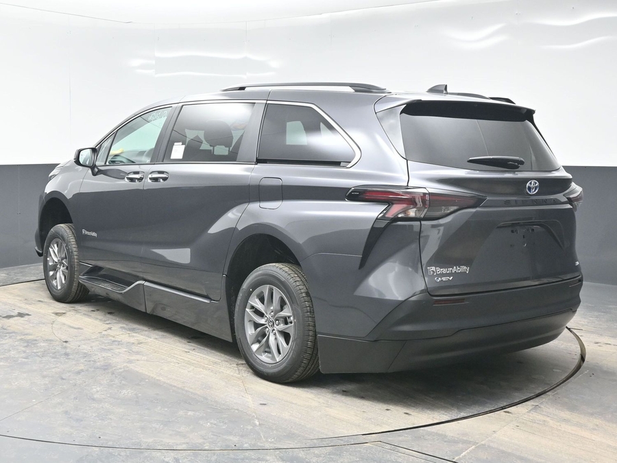 Grey Toyota Sienna image number 4