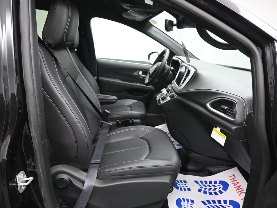 Black Chrysler Pacifica image number 8