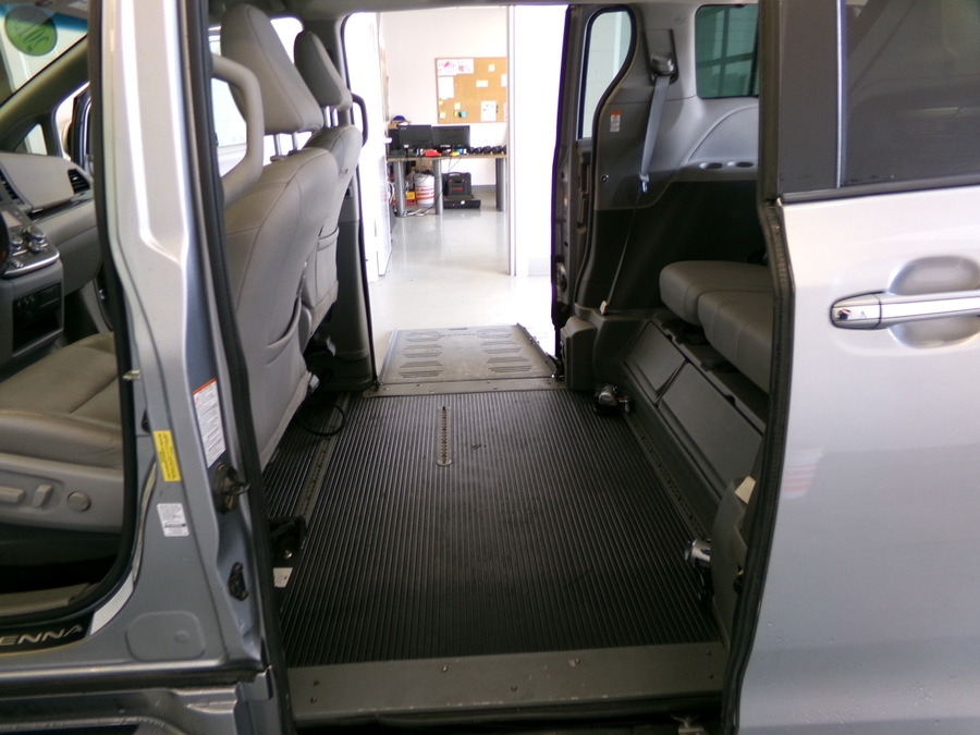 Silver Toyota Sienna image number 4