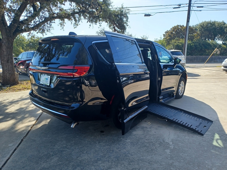 Black Chrysler Pacifica image number 2