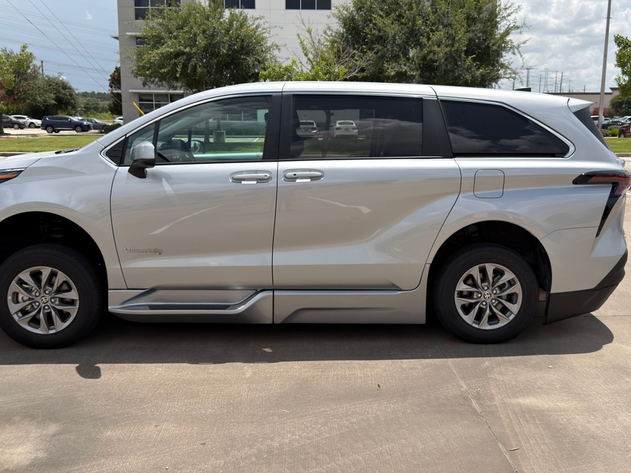 Used 2025 Toyota Sienna Hybrid LE - BraunAbility Side Entry Fold Out Automatic Ramp