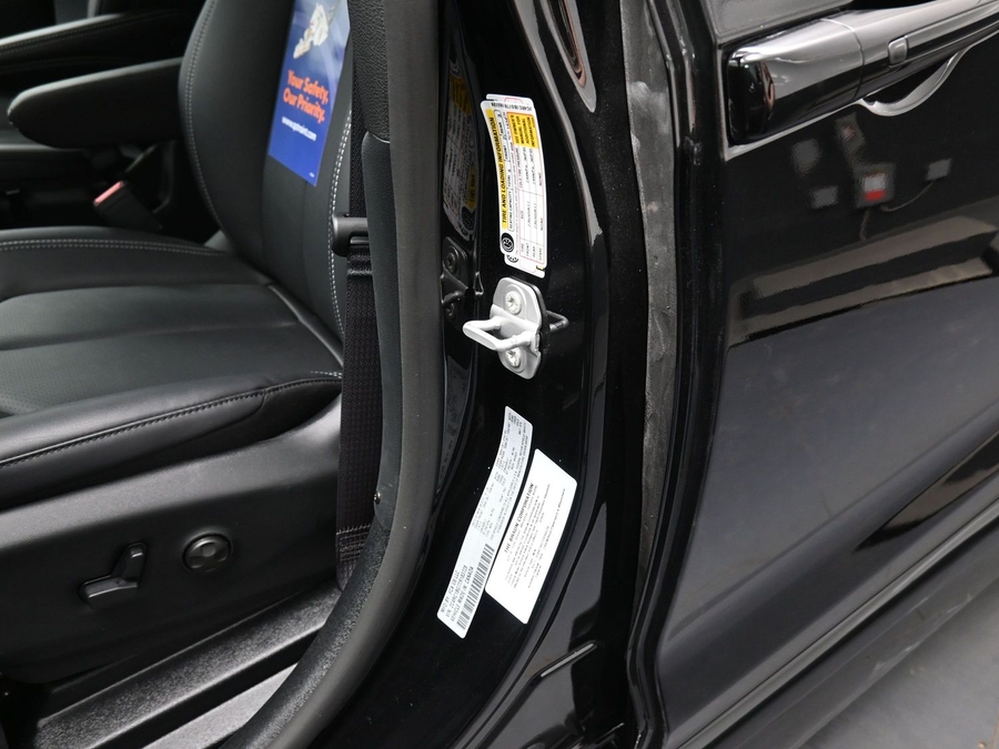 Black Chrysler Pacifica image number 15