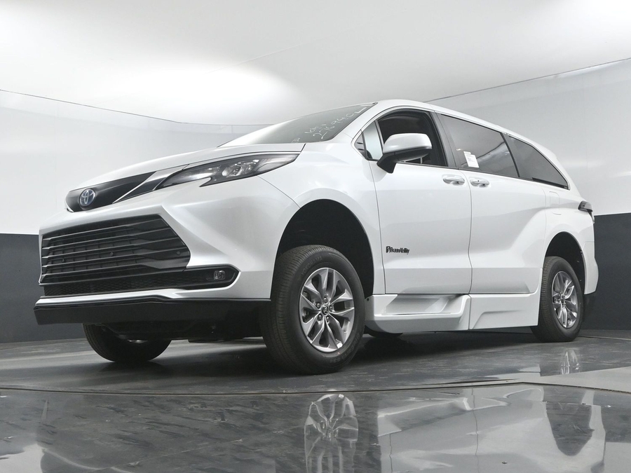 New 2025 Toyota Sienna Hybrid XLE Base - BraunAbility Side Entry Entry Fold Out Automatic Ramp
