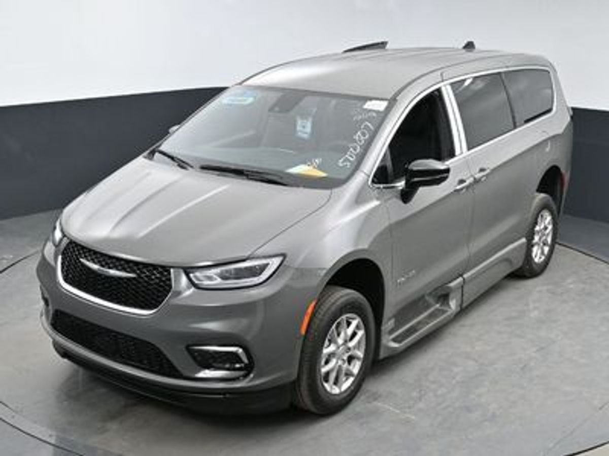 Grey Chrysler Pacifica image number 1