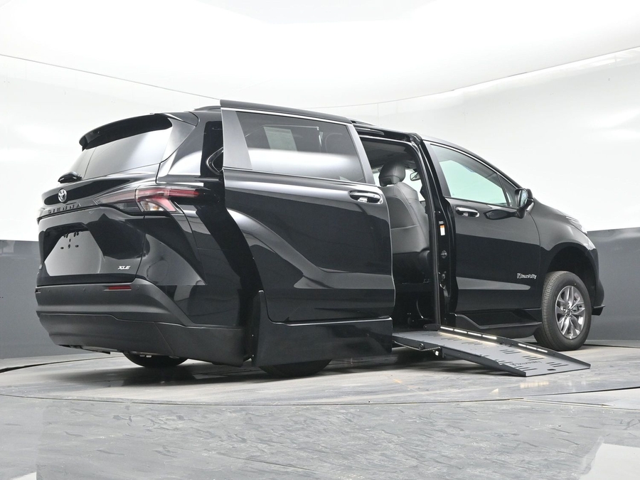 Black Toyota Sienna image number 18