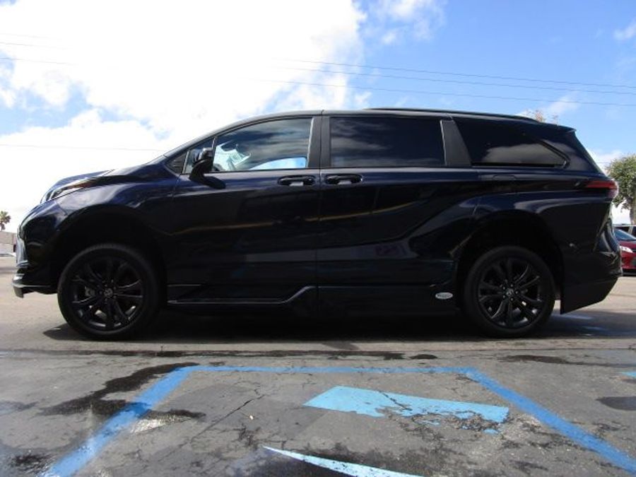 New 2025 Toyota Sienna Hybrid XSE Sport - BraunAbility Side Entry Entry Fold Out Automatic Ramp