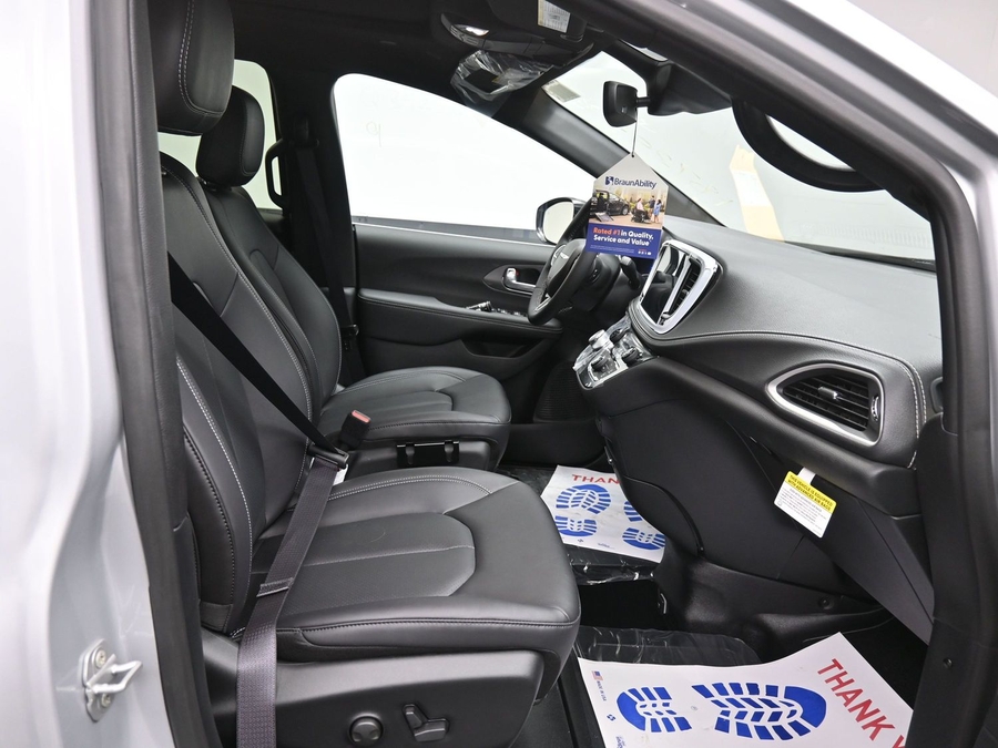 New 2026 Chrysler Pacifica Select Plus - BraunAbility Side Entry Entry In Floor Automatic Ramp