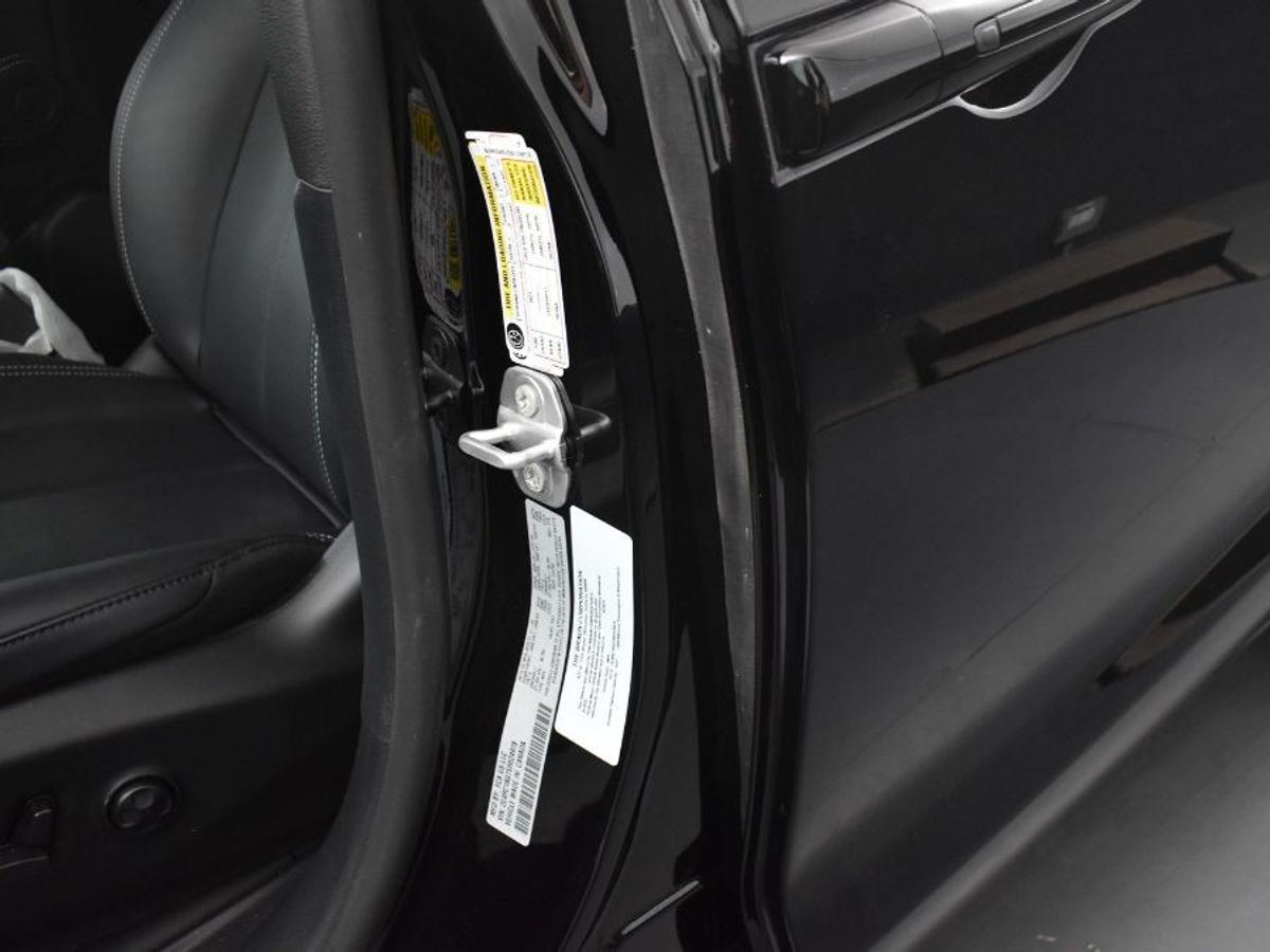 Black Chrysler Pacifica image number 4