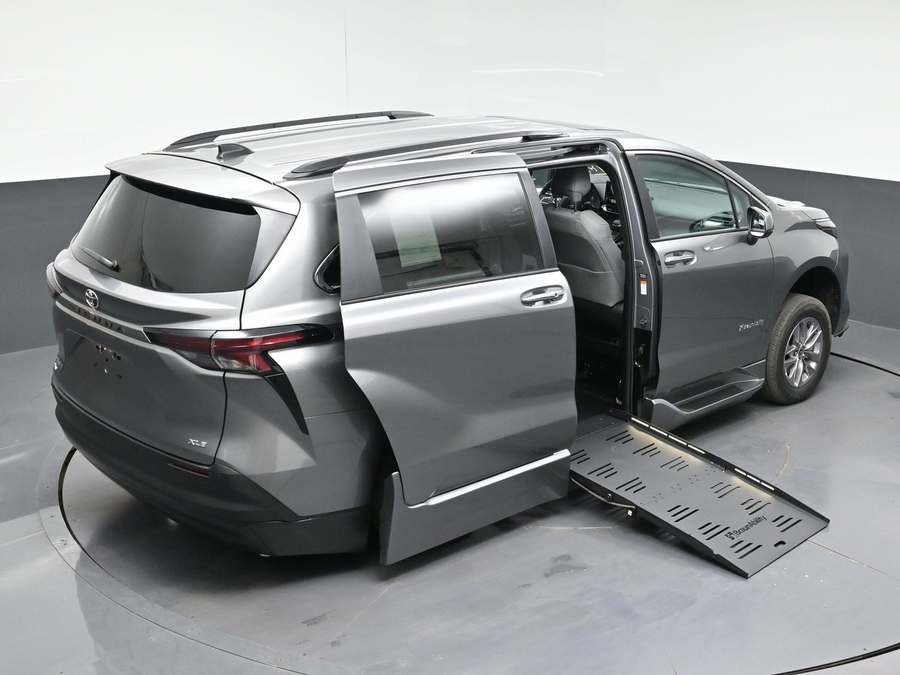 New 2026 Toyota Sienna Hybrid XLE Base - BraunAbility Side Entry Fold Out Automatic Ramp