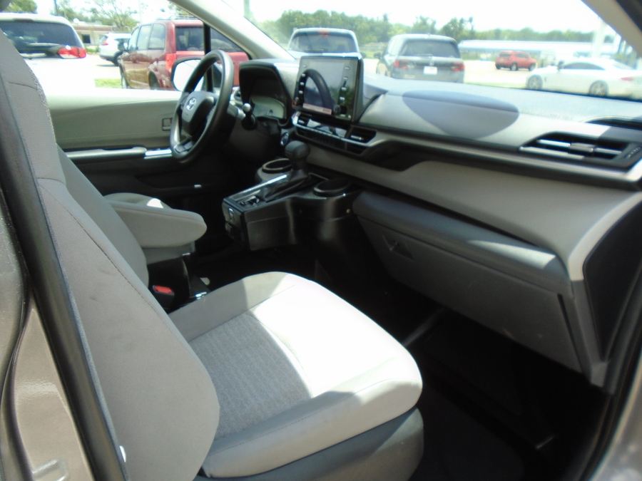 Grey Toyota Sienna image number 15
