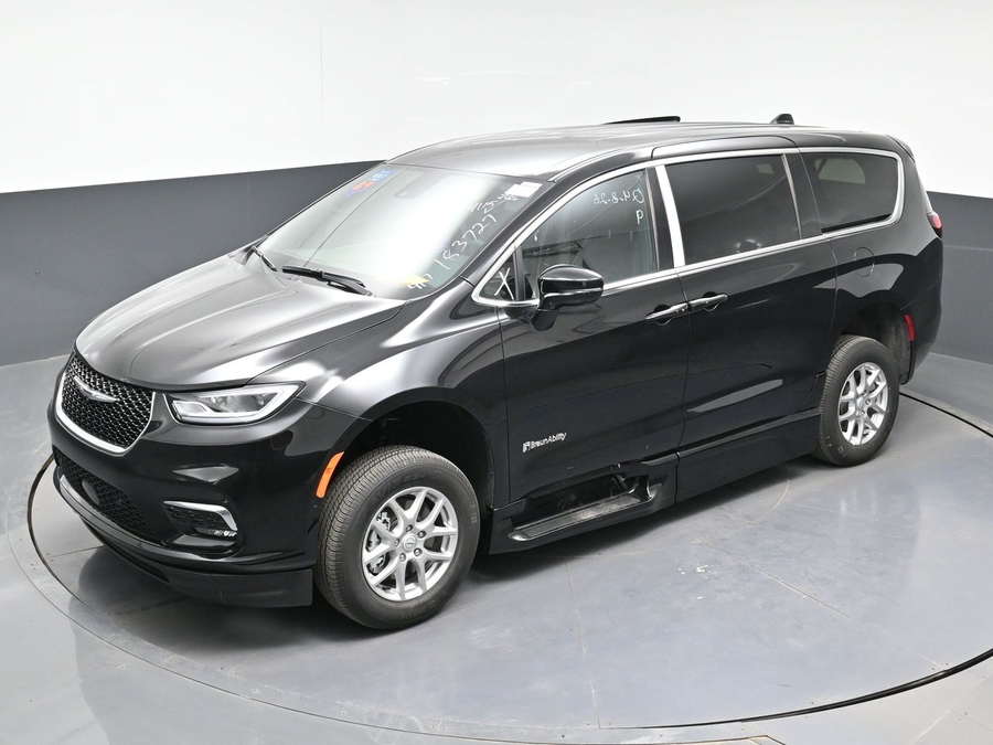 Black Chrysler Pacifica image number 17