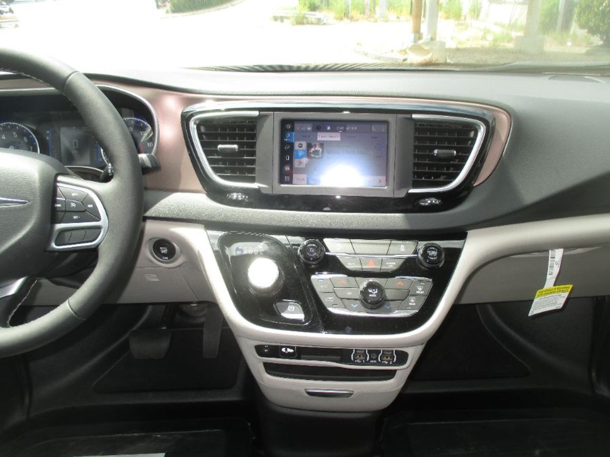 Silver Chrysler Voyager image number 8