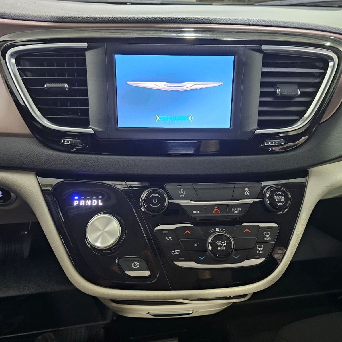 White Chrysler Voyager image number 19