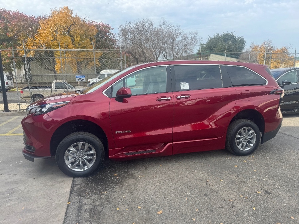 2025 TOYOTA SIENNA - Image 11