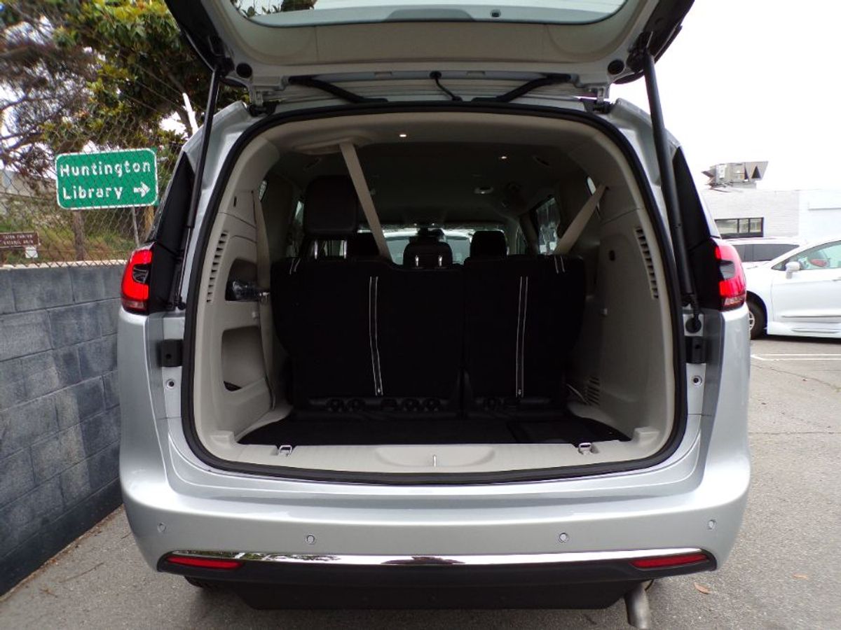 Silver Chrysler Pacifica image number 4