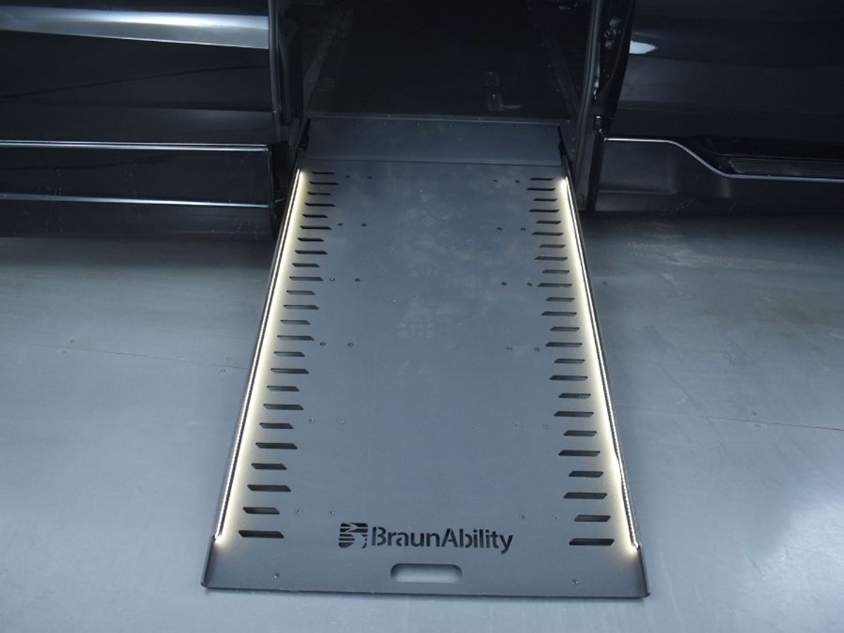 Black Honda Odyssey image number 18