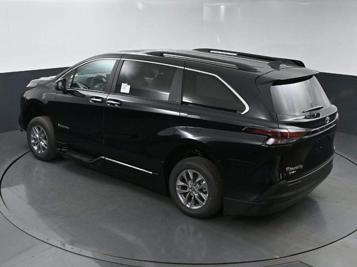 2025 TOYOTA SIENNA - Image 25