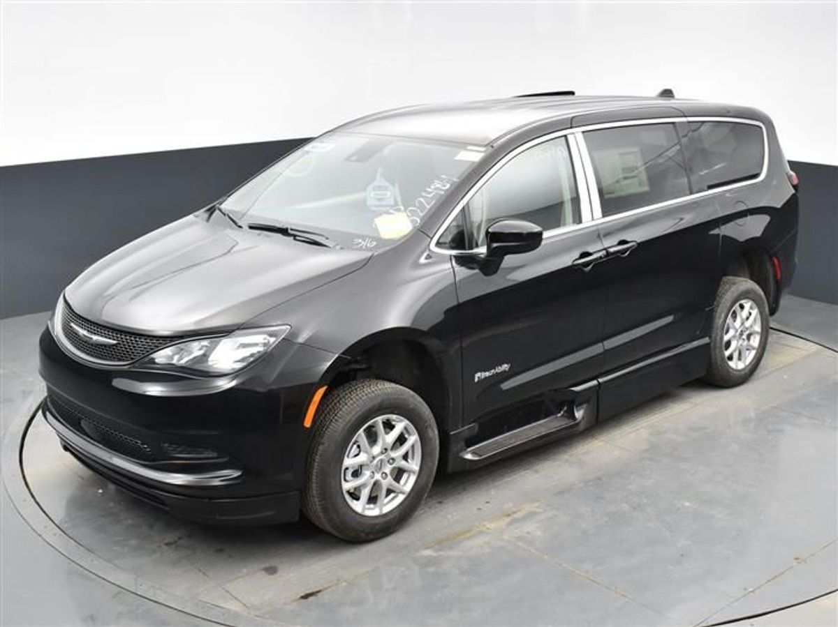 Black Chrysler Voyager image number 3