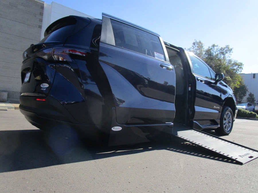New 2025 Toyota Sienna Hybrid XLE Plus - BraunAbility Side Entry Entry In Floor Automatic Ramp