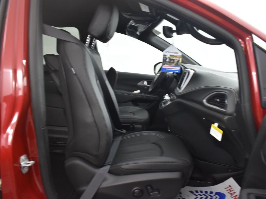 New 2025 Chrysler Pacifica Select Plus - BraunAbility Side Entry Entry Fold Out Automatic Ramp