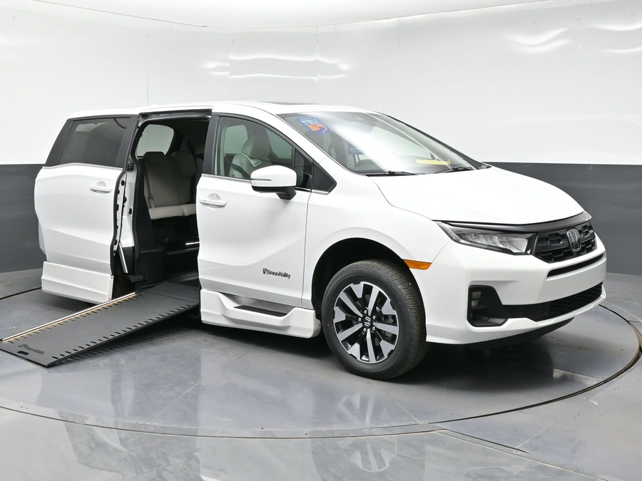 White Honda Odyssey image number 5