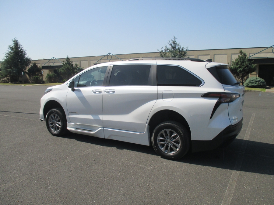 White Toyota Sienna image number 3