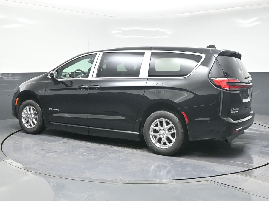 Black Chrysler Pacifica image number 3