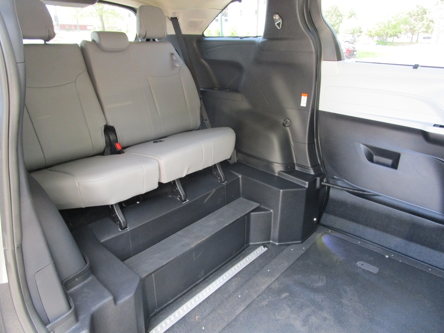 Grey Toyota Sienna image number 6