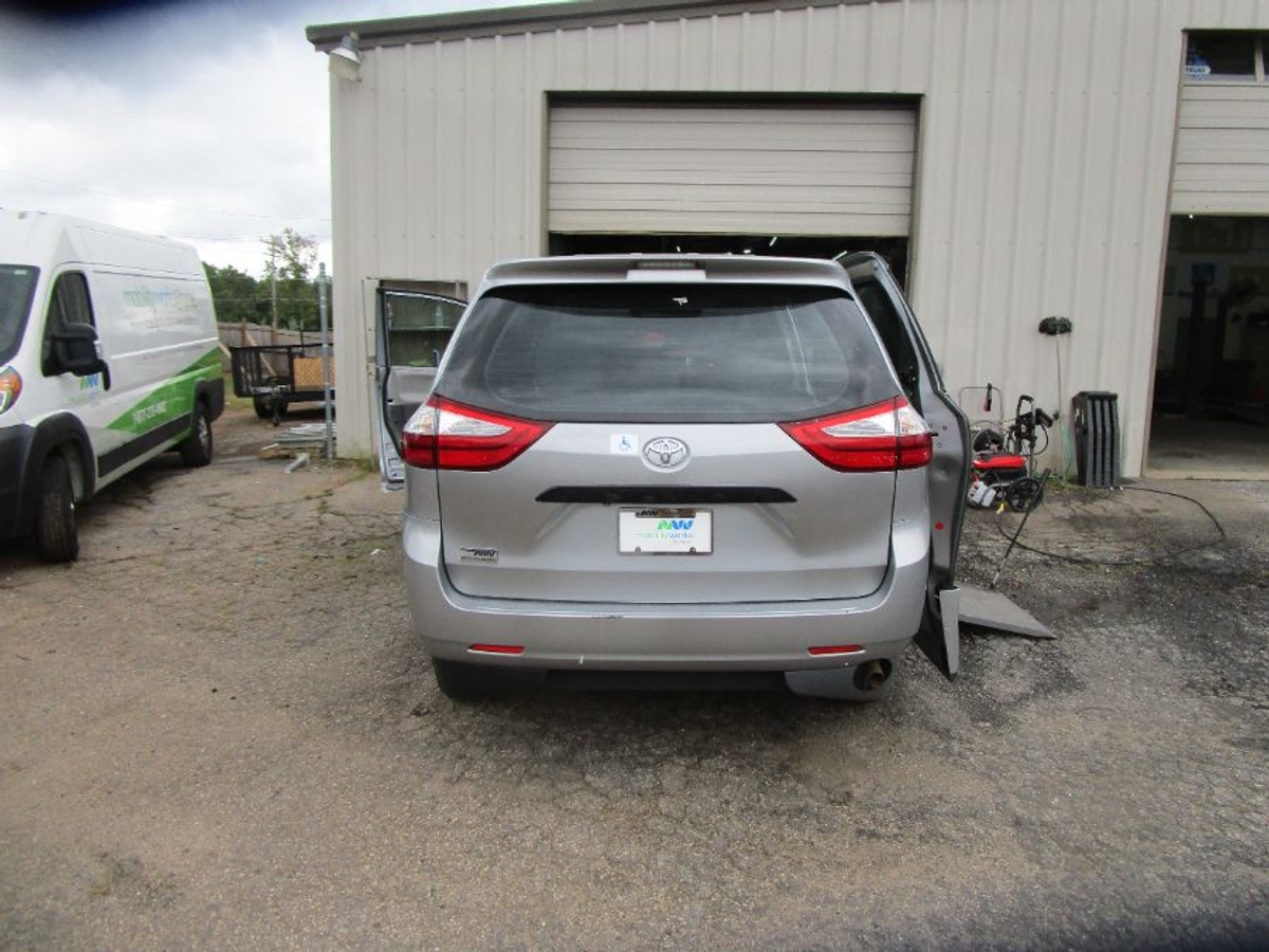 2015 TOYOTA SIENNA - Image 3