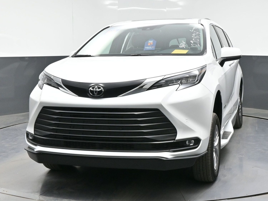 New 2026 Toyota Sienna Hybrid XLE Add - BraunAbility Side Entry Entry In Floor Automatic Ramp