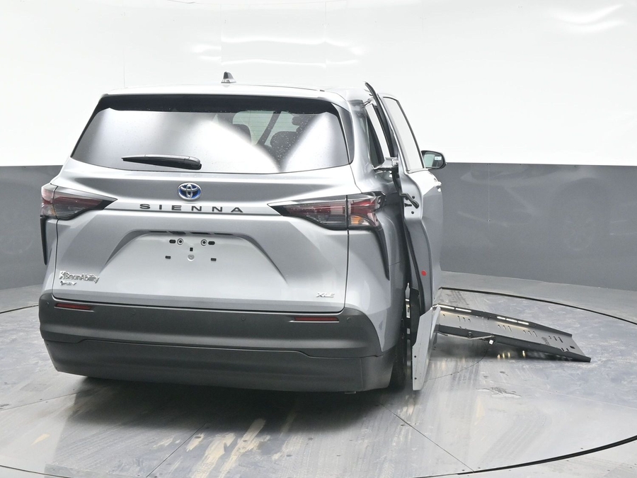 New 2025 Toyota Sienna Hybrid XLE Base - BraunAbility Side Entry Entry Fold Out Automatic Ramp