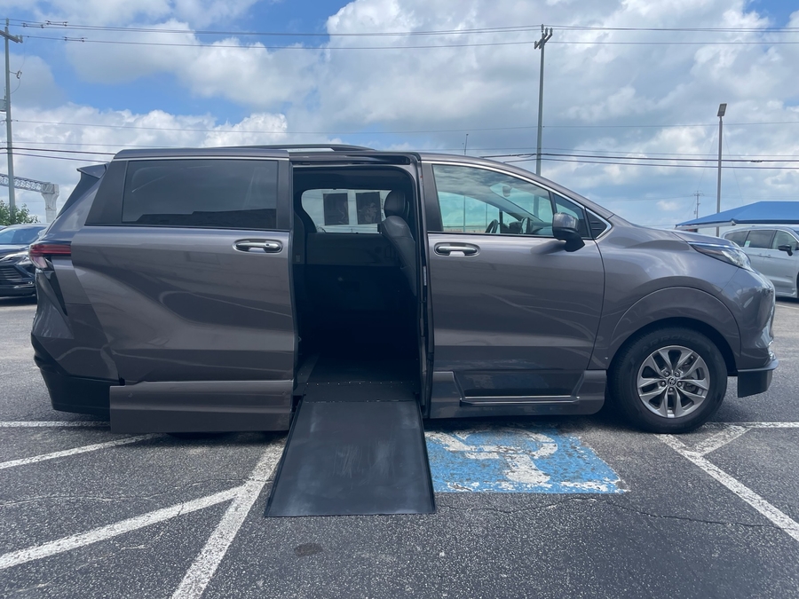 Brown Toyota Sienna image number 9