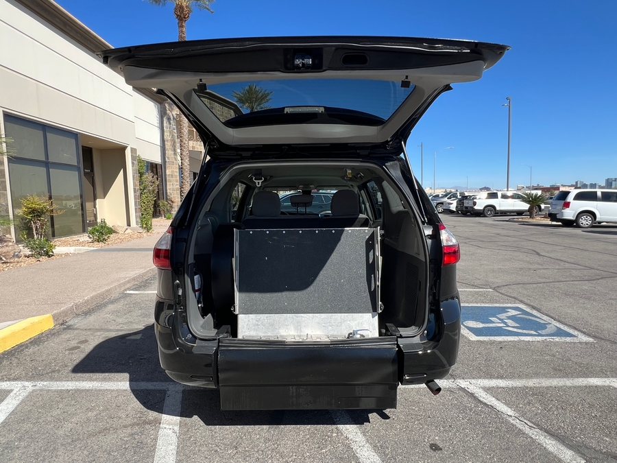 Used 2019 Toyota Sienna L -  Rear Entry Entry Fold Out Manual Ramp