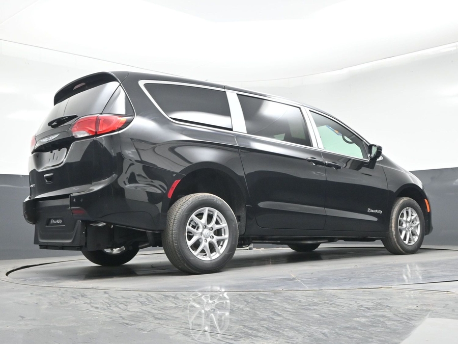 Black Chrysler Voyager image number 16