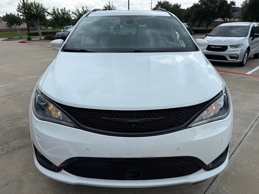 White Chrysler Pacifica image number 7
