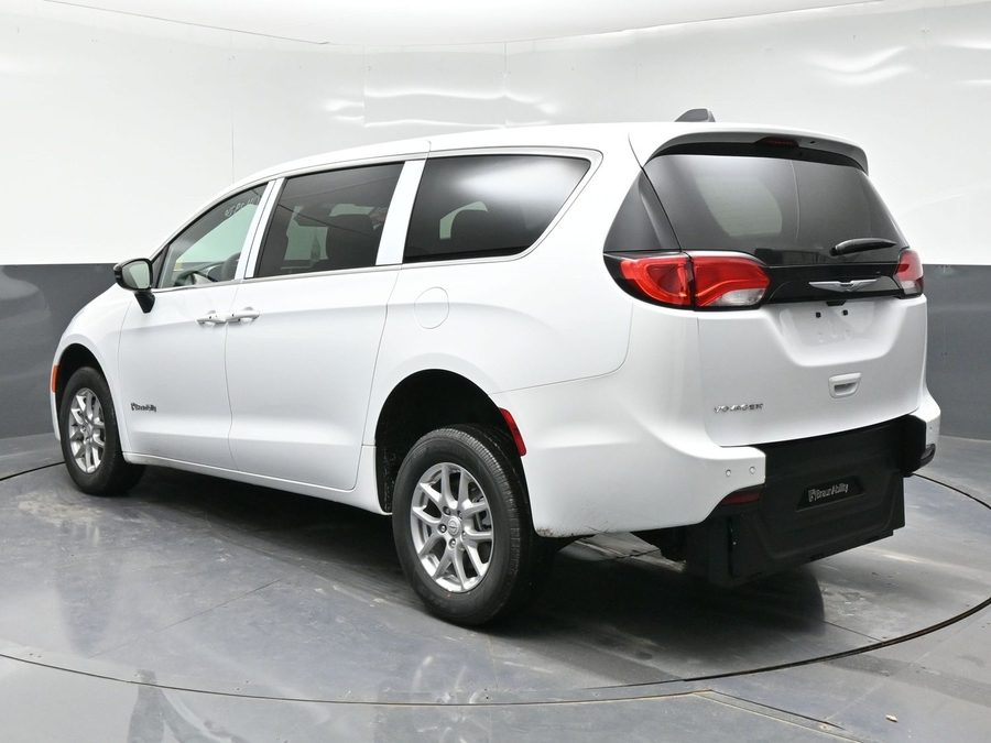 White Chrysler Voyager image number 8
