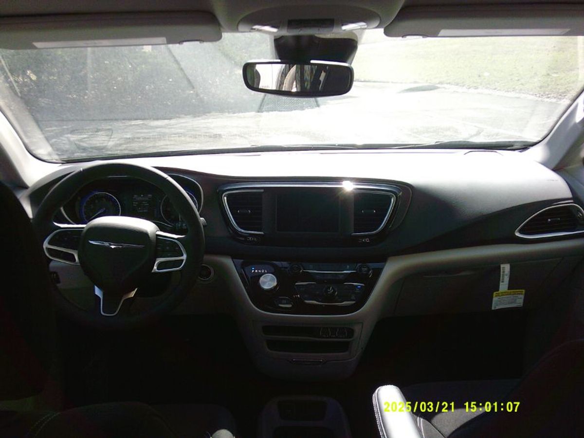 2024 CHRYSLER VOYAGER - Image 13