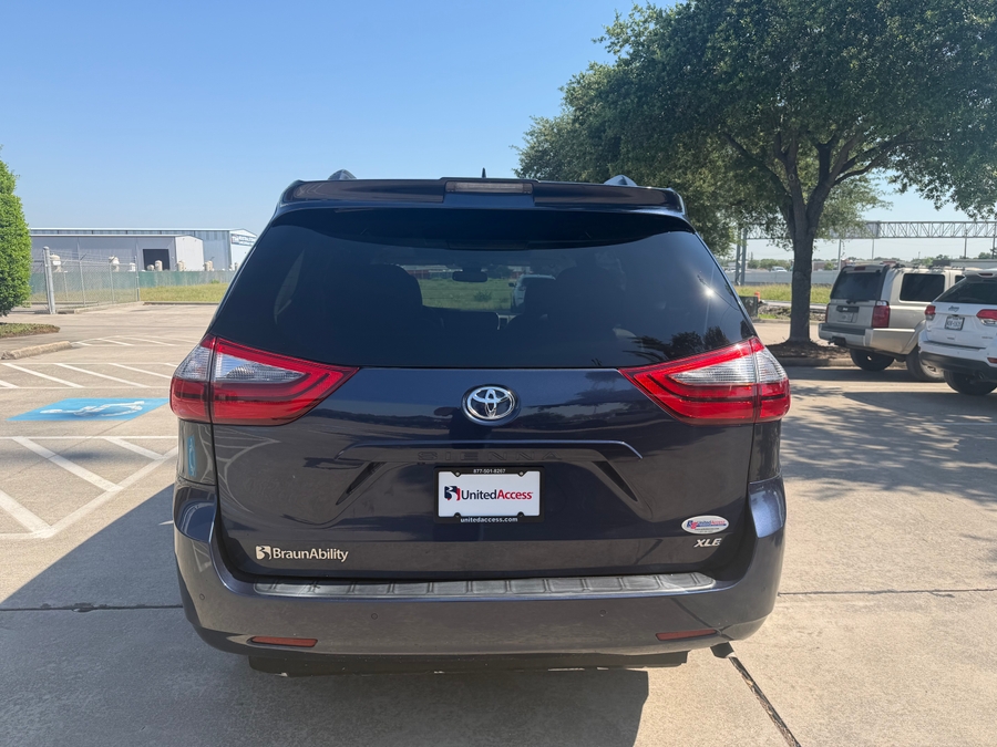 Used 2020 Toyota Sienna XLE - BraunAbility Side Entry Entry In Floor Automatic Ramp
