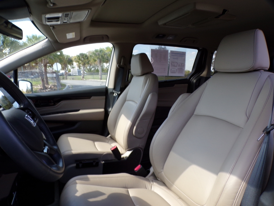 White Honda Odyssey image number 16